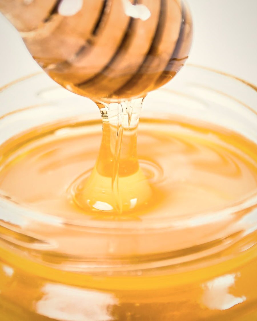 عسل البرتقال في وعاء زجاجي