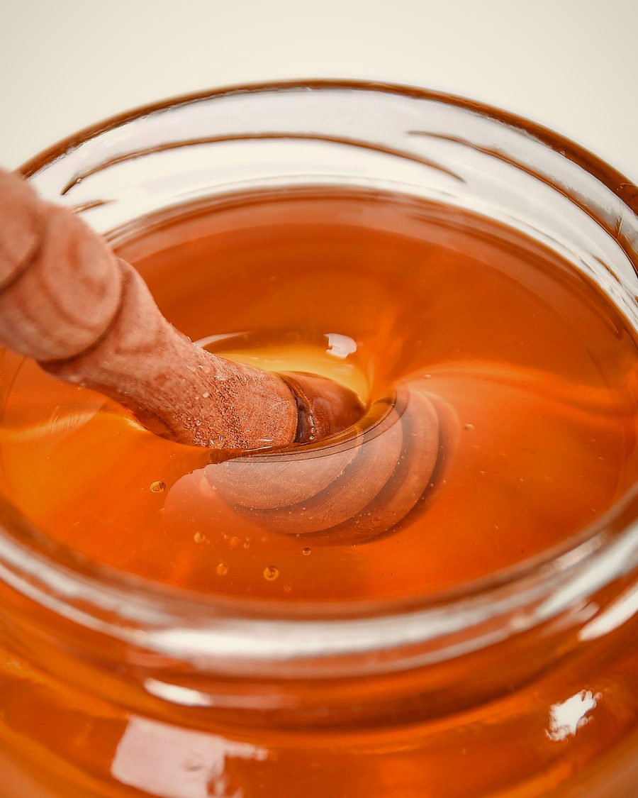 عسل الكلخ في وعاء زجاجي